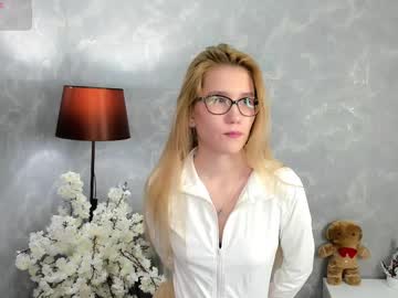 girl
        ginaboyd cam image #6516086