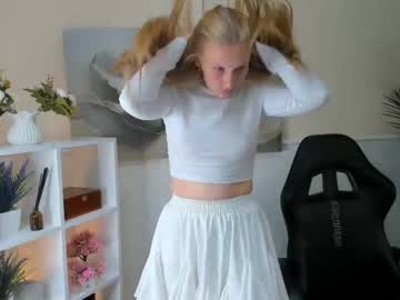 girl
        maidabarfield cam image #4784392