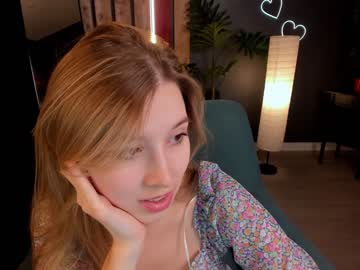 girl
        milablush cam image #1324998