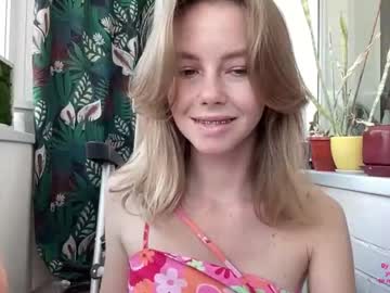 girl
        elli_harmon cam image #1820294