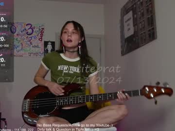 girl
        petitebrat cam image #4585444