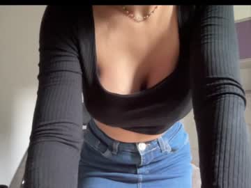 girl
        yourbonie cam image #2451067