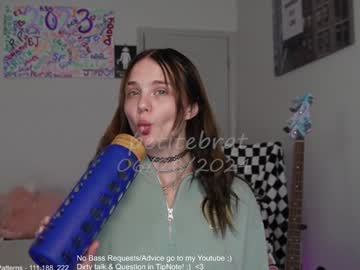 girl
        petitebrat cam image #4476766