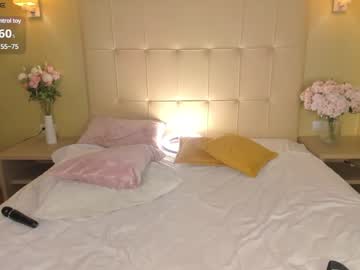 girl
        hollyylee cam image #6557736