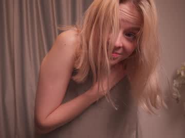 girl
        wanda_woman cam image #5210323