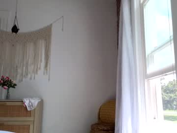 girl
        littlegreekflower cam image #2230281