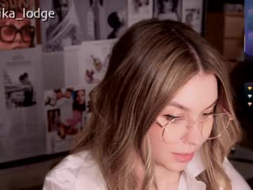 girl
        nika_lodge cam image #6380821
