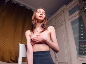 girl
        happiness_call cam image #3079146