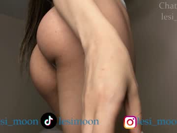 girl
        lesi_moon cam image #3011857