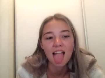 girl
        blondee18 cam image #2103407