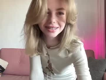 girl
        elli_harmon cam image #1740676
