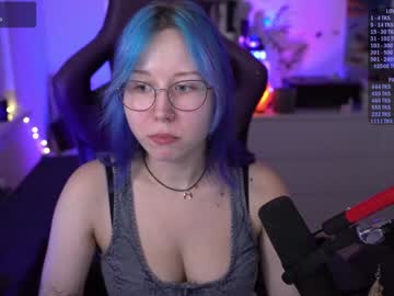 girl
        blue_mooncat cam image #4715140