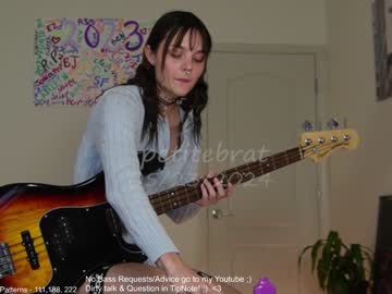 girl
        petitebrat cam image #4218671