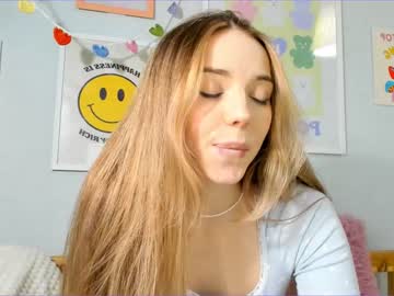 girl
        thisisamelia cam image #3721210