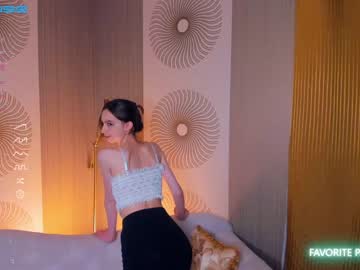 girl
        happiness_call cam image #1404222