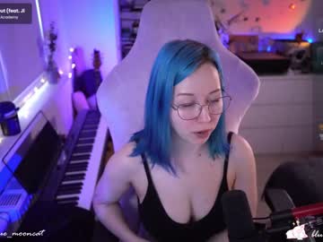 girl
        blue_mooncat cam image #3980056