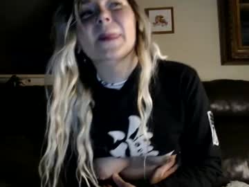 girl
        kipsy420 cam image #6817317