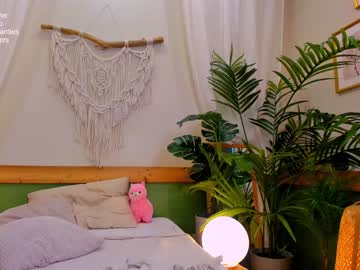 girl
        milablush cam image #353359