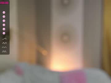 girl
        happiness_call cam image #1763789