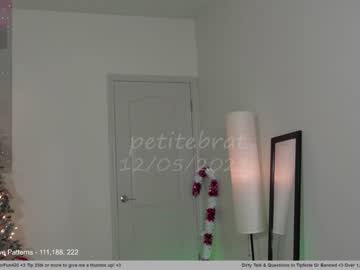 girl
        petitebrat cam image #3000102