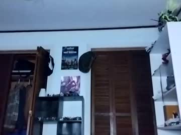 girl
        nrdyemogrl cam image #4718079