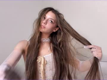 girl
        lesi_moon cam image #2543705