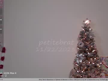 girl
        petitebrat cam image #2906387