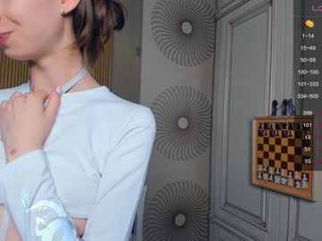 girl
        happiness_call cam image #2431417