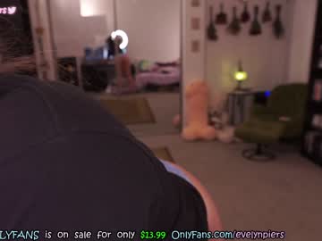 girl
        evelynpiers cam image #1348802