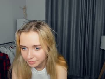 girl
        fresh_cherries cam image #2446544