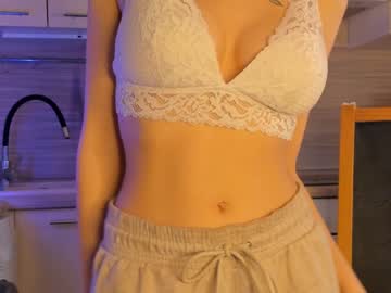 girl
        aimeerogers cam image #1274628