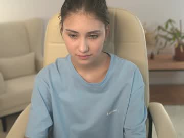 girl
        sunn_beamm cam image #6291454