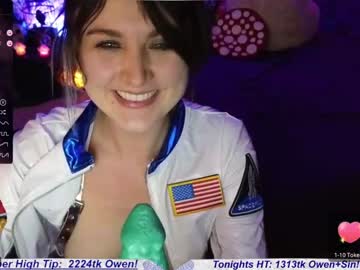 girl
        claireity cam image #2577511
