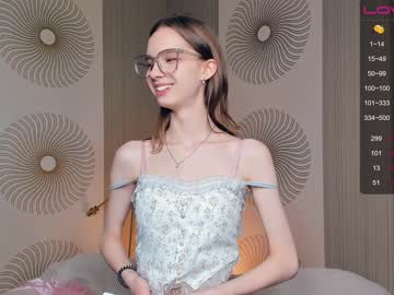 girl
        happiness_call cam image #2021622