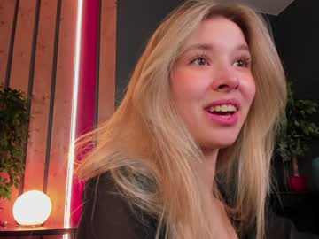 girl
        milablush cam image #2824431