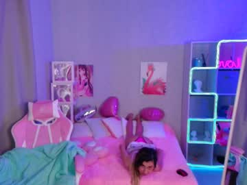 girl
        lilylluu cam image #4819535