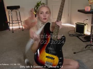 girl
        petitebrat cam image #3850340