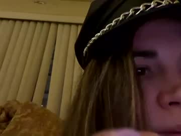 girl
        holyfairyxo cam image #3976331