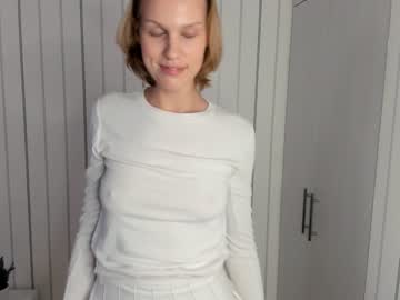 girl
        noreenelletson cam image #3309463