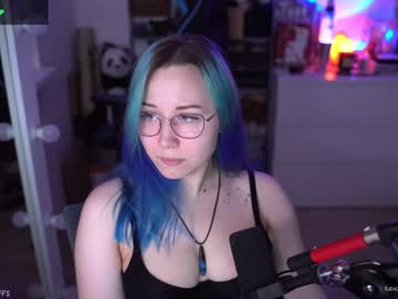 girl
        blue_mooncat cam image #1958575