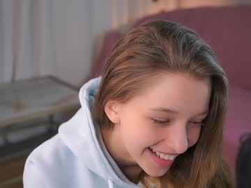 girl
        little_poetry cam image #6352752