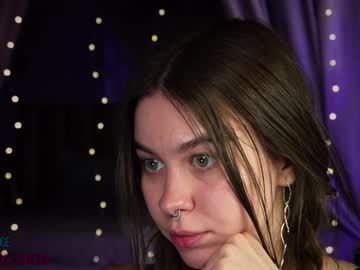 girl
        nika_lodge cam image #3680083
