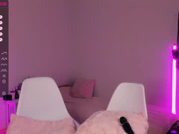 girl
        yumi_uwu cam image #1844815