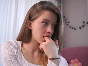 girl
        little_poetry cam image #6393752