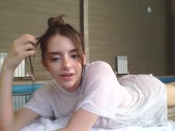 girl
        lesi_moon cam image #2157003