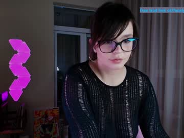 girl
        aavee cam image #6683610