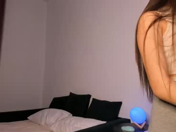 girl
        emilybatee cam image #1058279