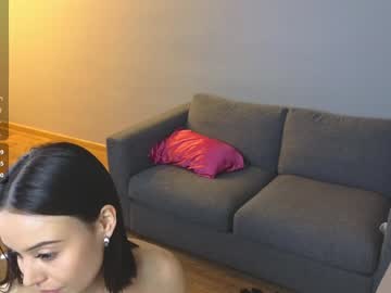 girl
        poppypaws cam image #5885989