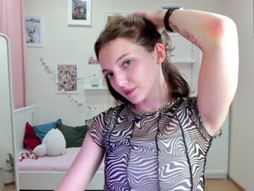 girl
        whereweland cam image #573468