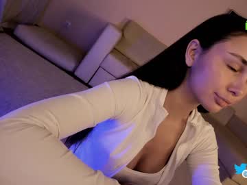 girl
        hollyextra cam image #3923866